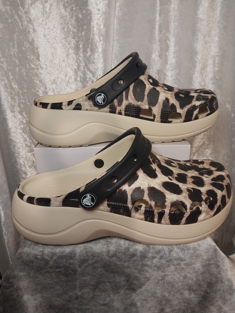 CROCS Woman's Clog in Black and Cream Leopard Print Womans 8 - Picture 3 of 7